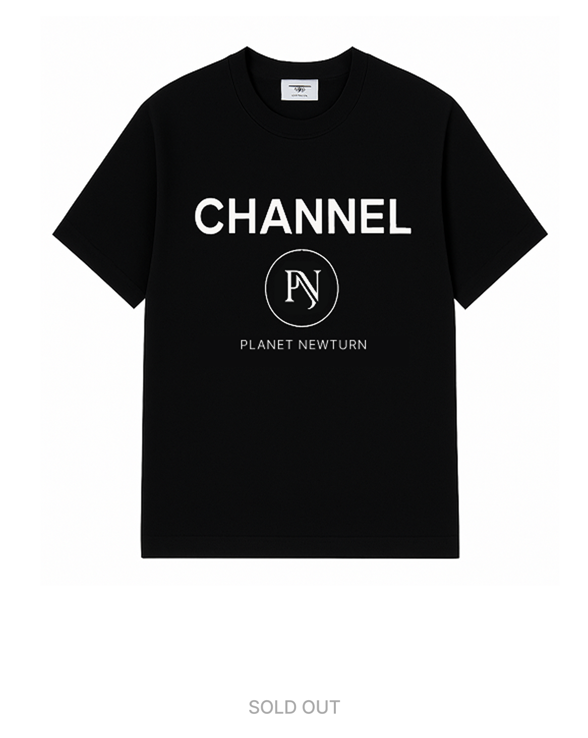 Planet Newturn 패션쇼 한정판 굿즈. 블랙 베이스 티셔츠에 CHANEL과 Planet Newturn PN 로고가 프린트된 한정 수량 프리미엄 에디션. SOLD OUT 상태.